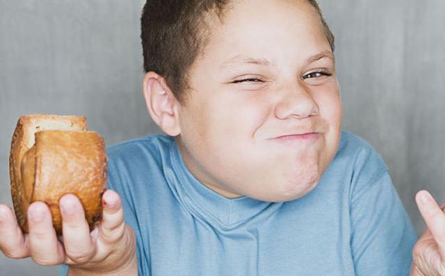 别再硬逼孩子吃东西了!孩子挑食不好好吃饭,背后的原因有这些