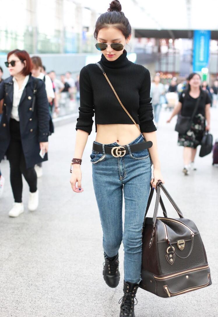 张予曦身穿黑色短款毛衣现身机场 露小蛮腰秀平坦小腹实力炫腹