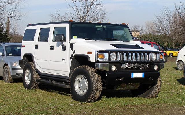 六轮悍马找不到合适车位,违章停在路边,车后的9个大字霸气十足