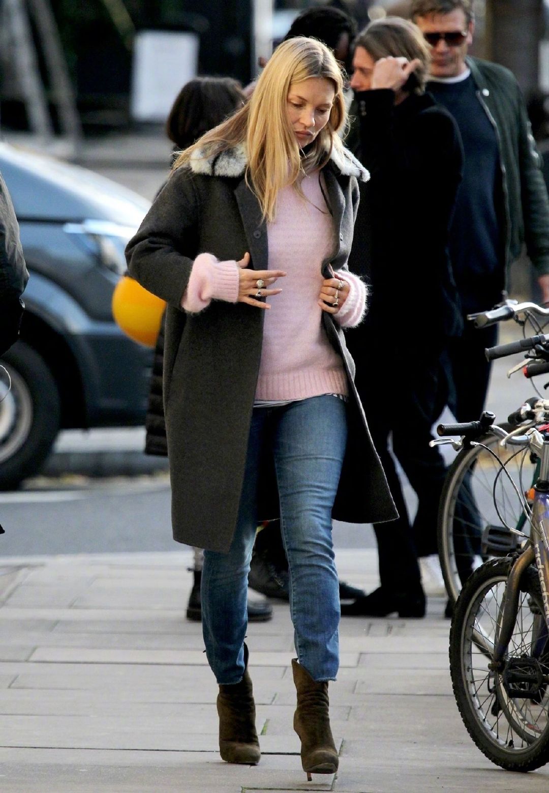 当地时间11月14日katemoss身穿粉色毛衣外出的街拍