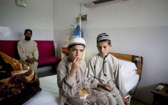 这对近亲结婚生下的孩子在白天生龙活虎到晚上就成雕像