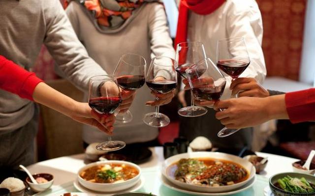 吃饭带外人还假客气说他请客我说了5个字把他怼蒙了