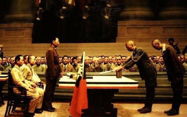 随后日本裕仁天皇宣布无条件投降.