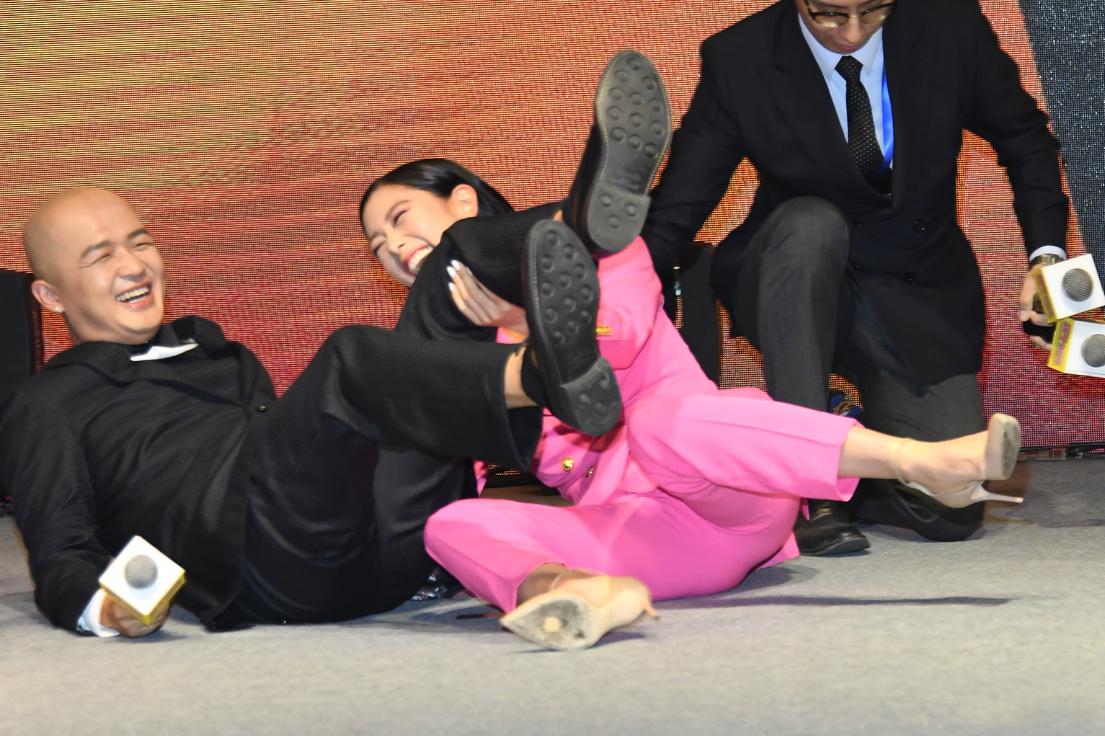 美女克拉拉抱包贝尔不慎摔倒 电影《胖子别动队》将映