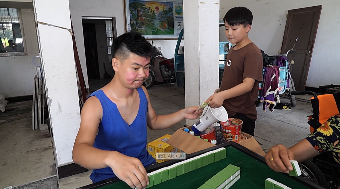 小伙打麻将屡教不改,老婆骂他不成器,年纪轻轻不务正业沉迷打牌,于是