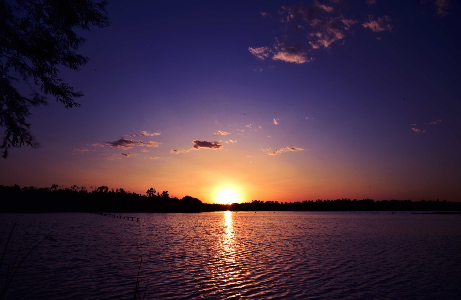 夕阳湖水照片图片