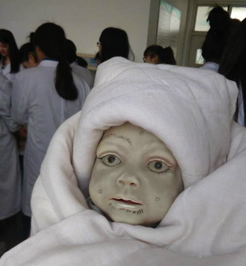 搞笑图库:被医院实习护士玩坏的宝宝模型