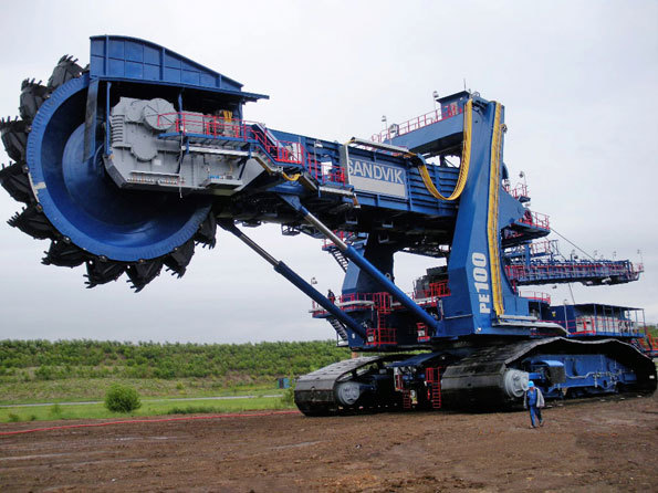 最大的轮斗挖掘机,犹如一座要塞,一天一座山都不够挖