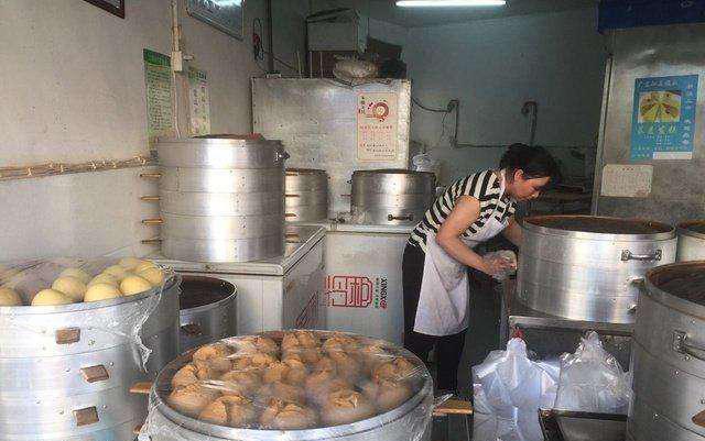 这间馒头包子店开了30年, 每天卖一千多个都不够, 顾客排队买