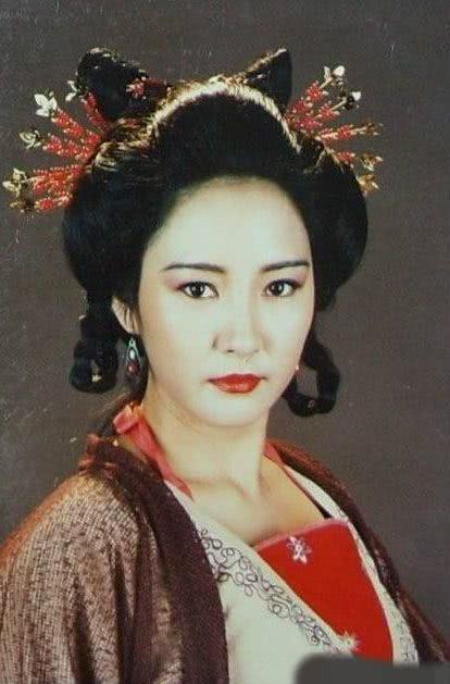 她和苗侨伟一同出演电视剧《英雄出少年》,这时候16的严慧明越来越美