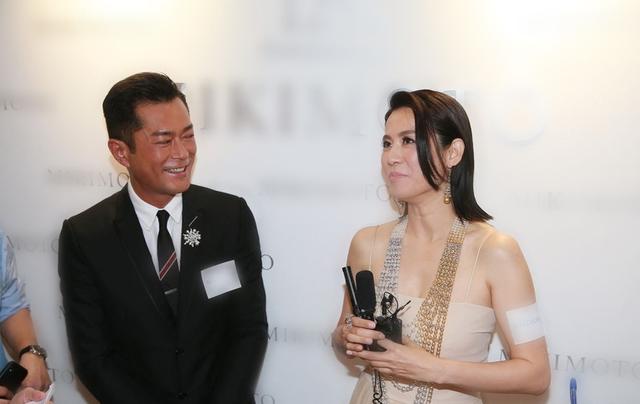 古天乐羞涩夸赞宣萱女方笑着挽其手臂不愧是17年的荧幕情侣