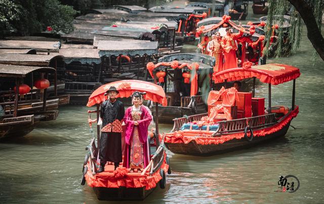 别开生面的水乡婚礼,25对国际友人身穿中式吉服碰撞出别样火花