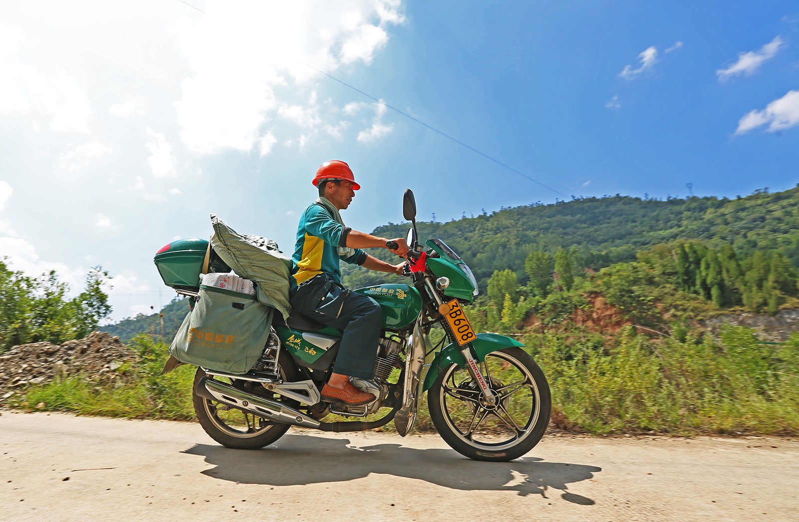 乡村投递员贷款3000元买摩托车送快件 步行投递遇到野猪