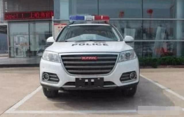国内大批汉兰达警车现身街头,网友表示:国产车能甩它十条街!
