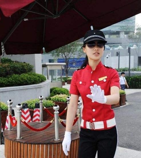 实拍高档小区美女保安: 月薪6000, 服务意识极强, 业主直呼很满意