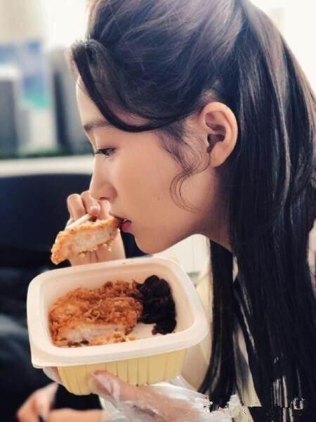 女明星片场吃饭形态百变!谁真实?谁做作?一目了然!