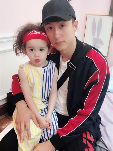 拼接最流行?小炸jackson阴阳连体裤萌翻众人!