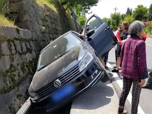 稍不留神,万州一女司机将车直接开进了排水沟.