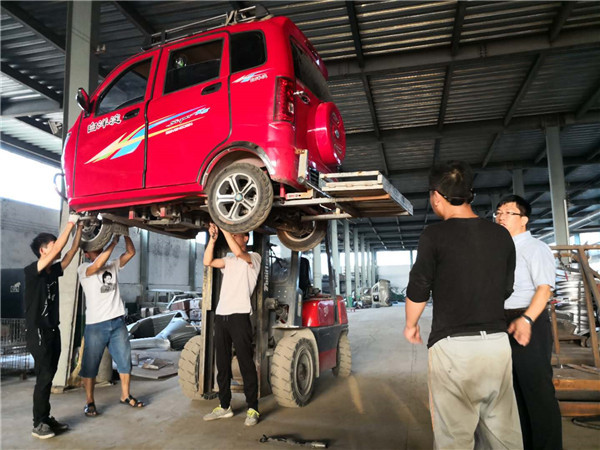 河北任丘白洋淀机动轮椅车厂梁总助残见真情