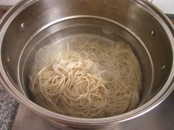 面条下锅煮用冷水还是热水我一直弄错难怪面条不筋道