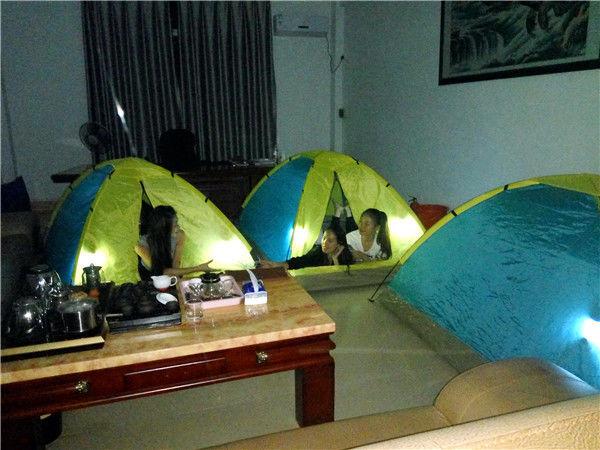 广东游客带着炉具帐篷去旅游,做饭午间休息两不误