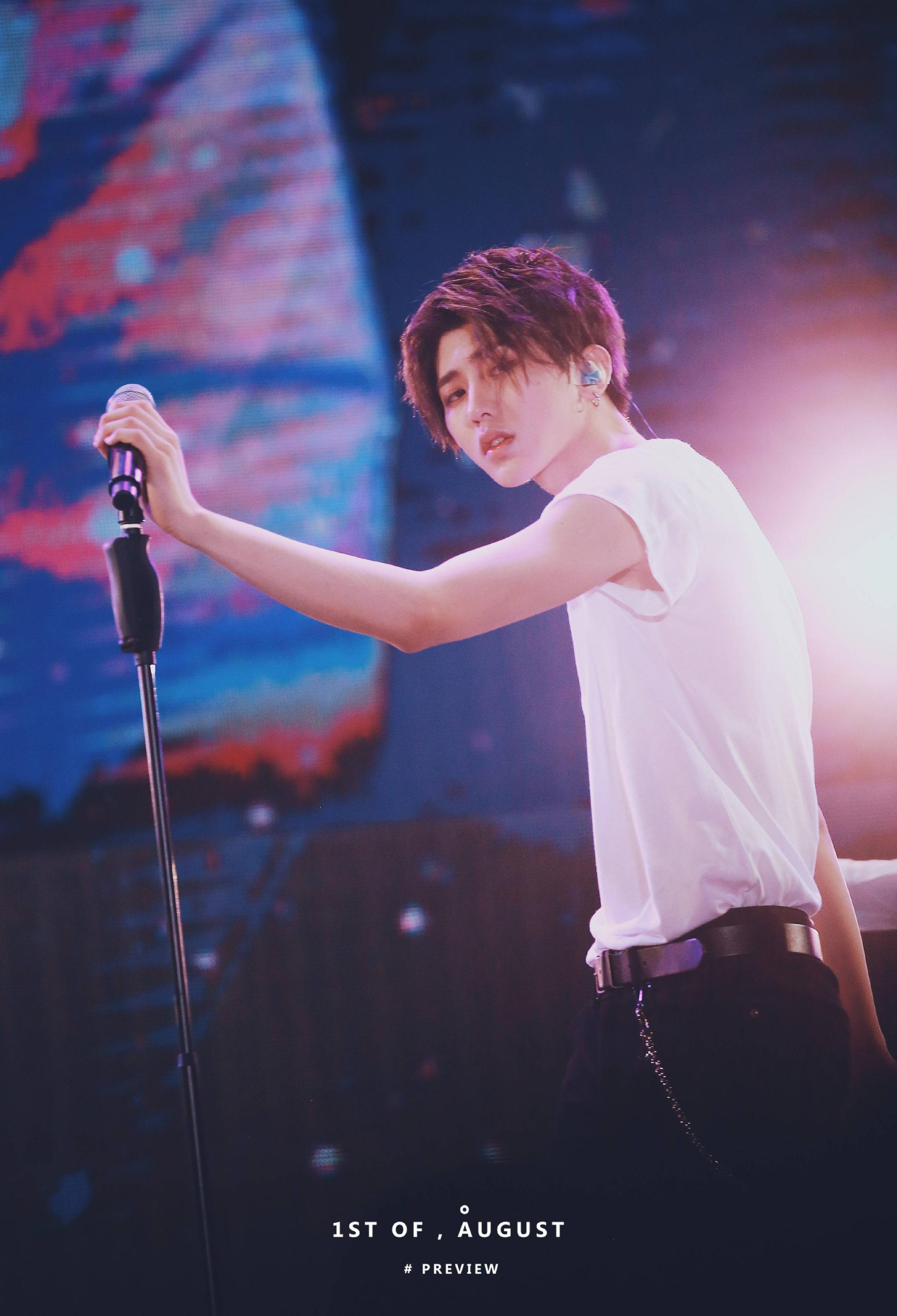 蔡徐坤湿身 台上的小狮子,台下的小奶狗