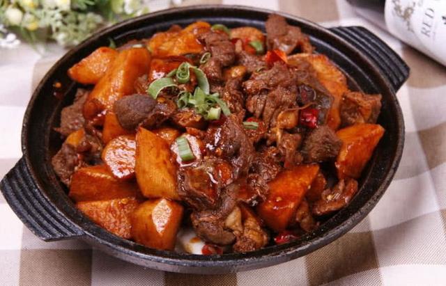 羊肉买回来以后,直接做成干锅羊肉吧,做法简单而且味道丰富