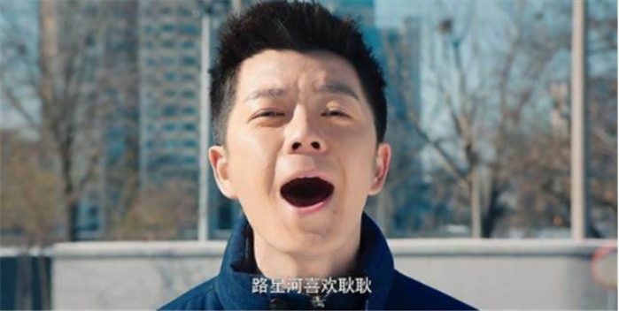 选秀出身,他的遭遇与薛之谦相差无几,如今29岁儿女双全还在追梦