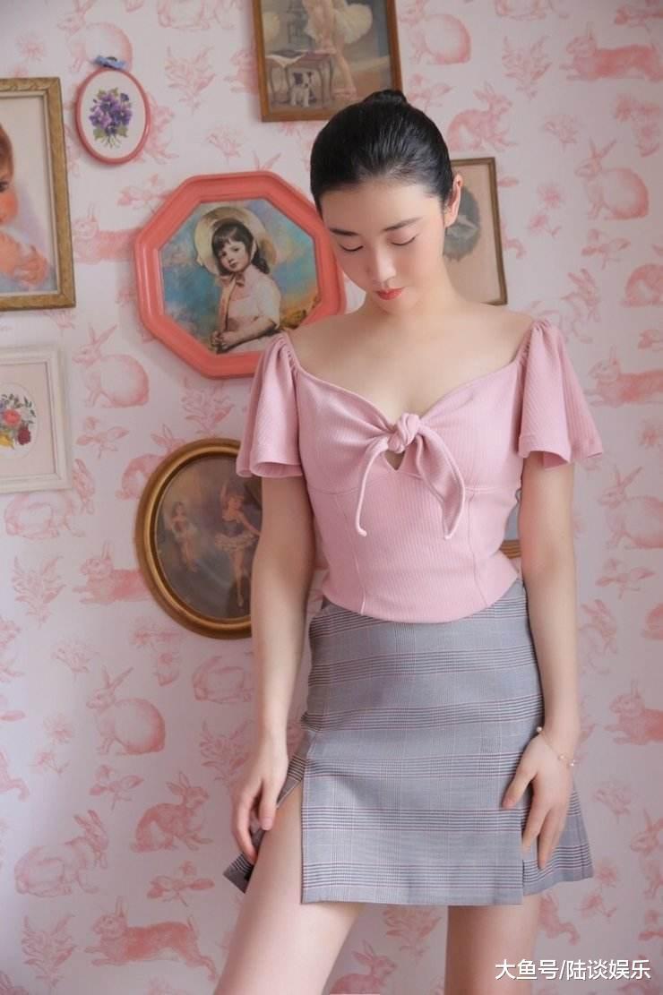 魅力动人张辛苑, 飘飘长发迷人身姿, 图五短裙真特别!