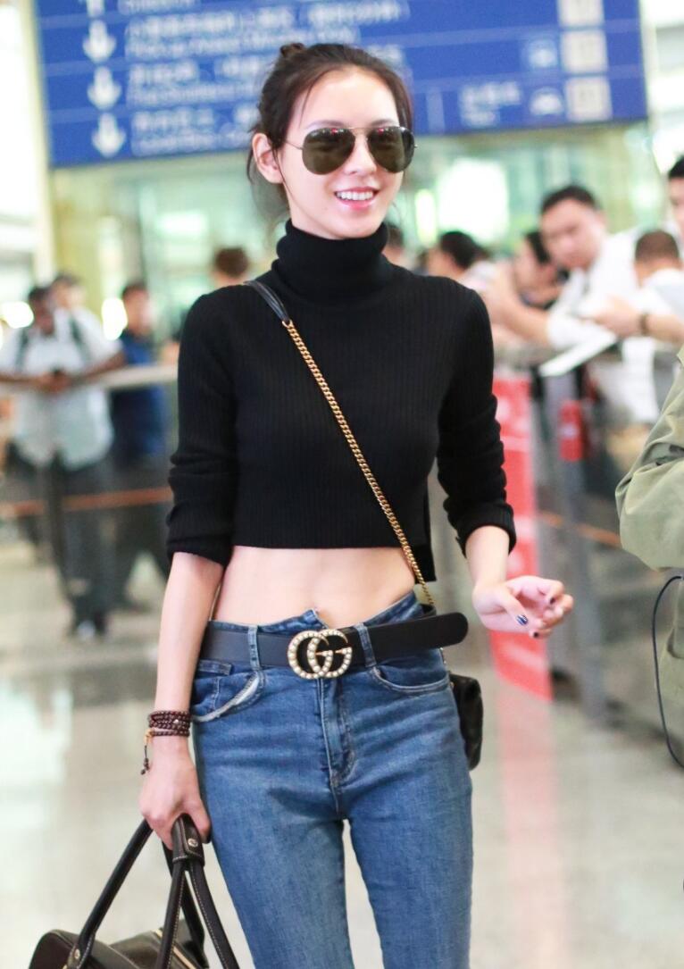 张予曦身穿黑色短款毛衣现身机场 露小蛮腰秀平坦小腹实力炫腹