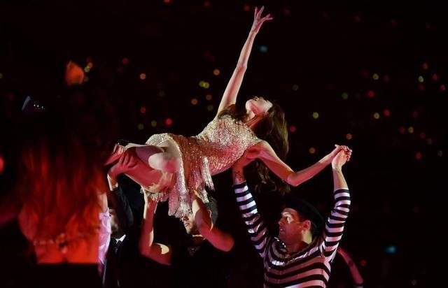 猛男托举林志玲, 内裤曝光于众, 明星也害羞的脸红了