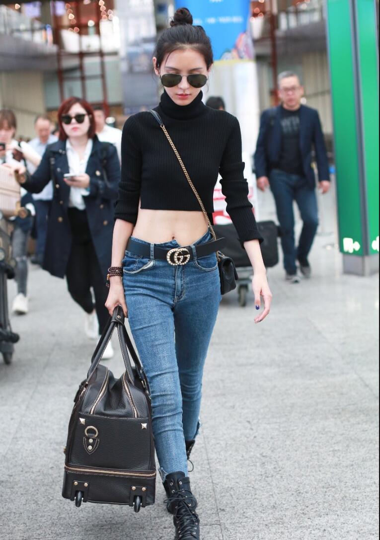 张予曦身穿黑色短款毛衣现身机场 露小蛮腰秀平坦小腹实力炫腹