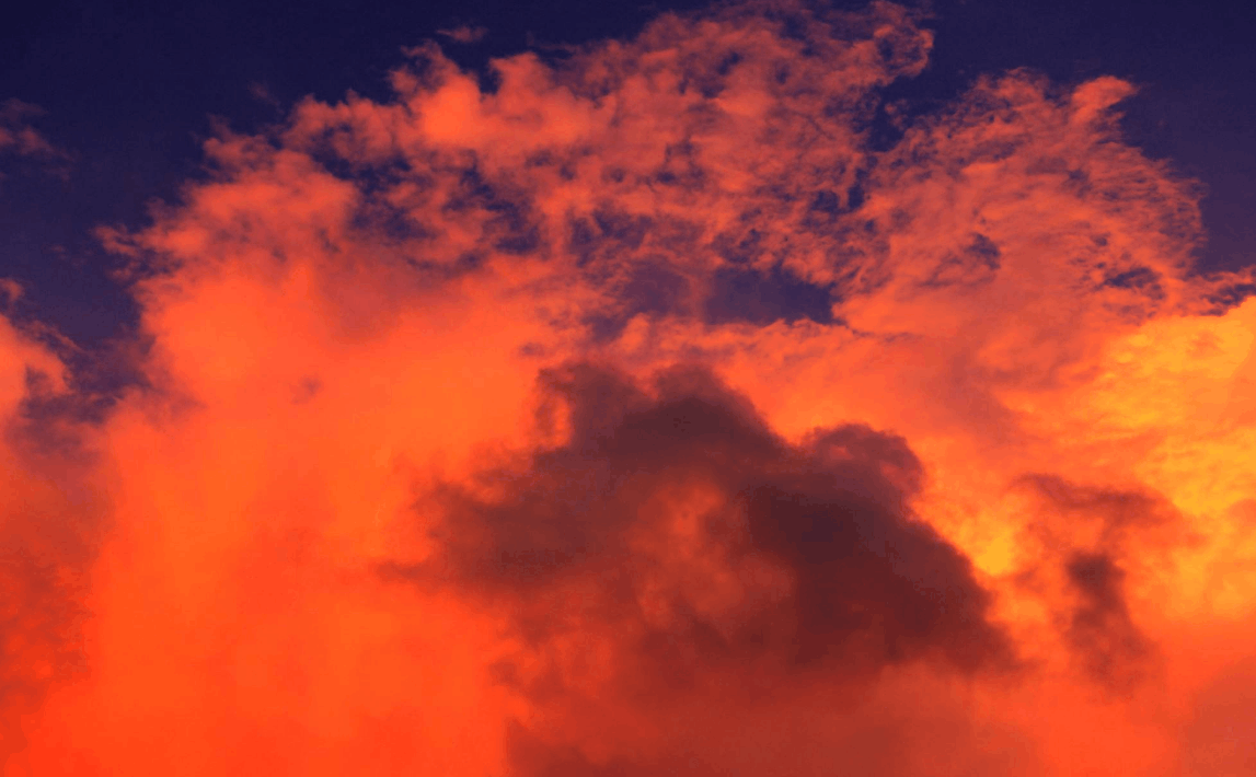 九千米的高空偶遇火烧云奇观,云层染红了整个天空,格外震撼