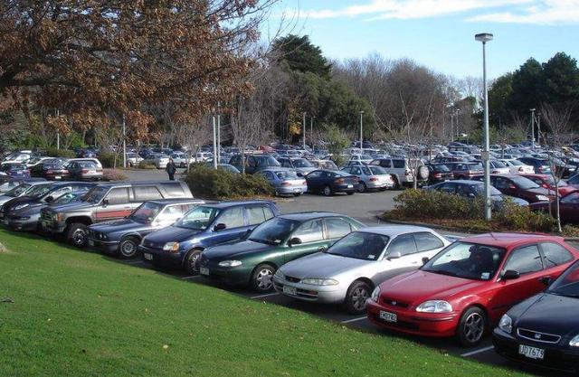 美国停车为啥头朝里?知道原因后,网友:长见识