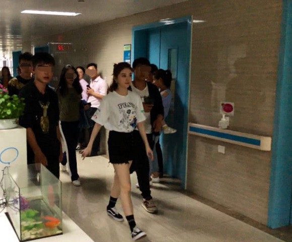 景甜现身医院小腹隆起疑似怀孕
