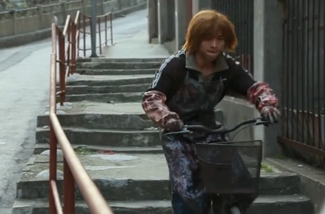 他在《我不是药神》中演彭浩,从非主流的黄毛到短发让人印象深刻