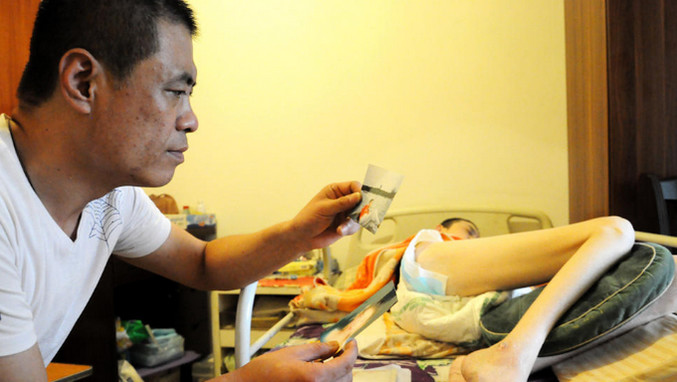 这位男子名叫做葛建华,之前也是一位挺成功的商人,家庭经济方面也很不