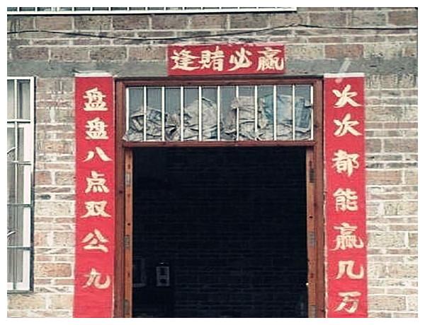 奇葩搞笑对联:上联:春色满园关不住,求下联