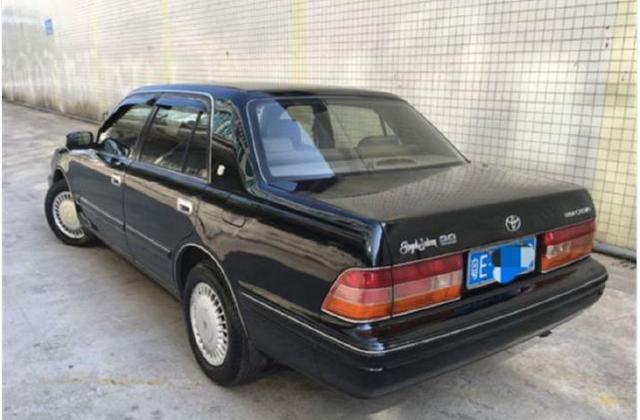 许大爷花9千买辆老款的丰田皇冠,小区门卫:这车我给你2万元