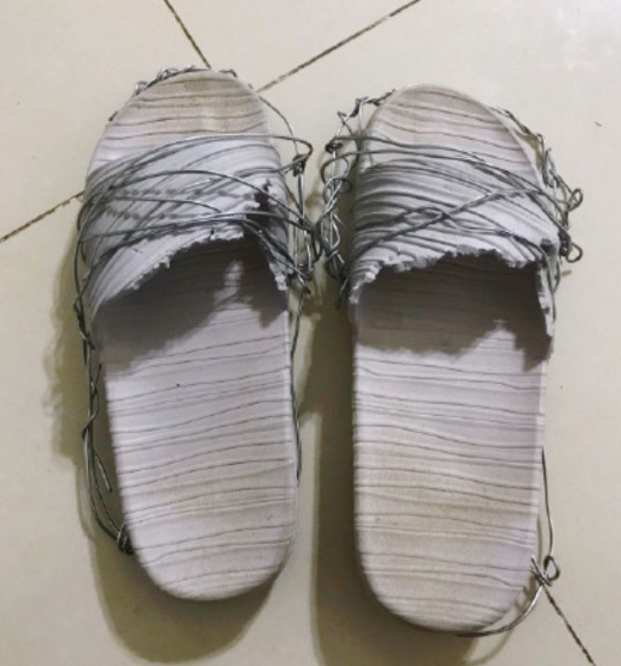 哈士奇一个月咬坏了宠主三双拖鞋,宠主一气之下做了双铁丝拖鞋