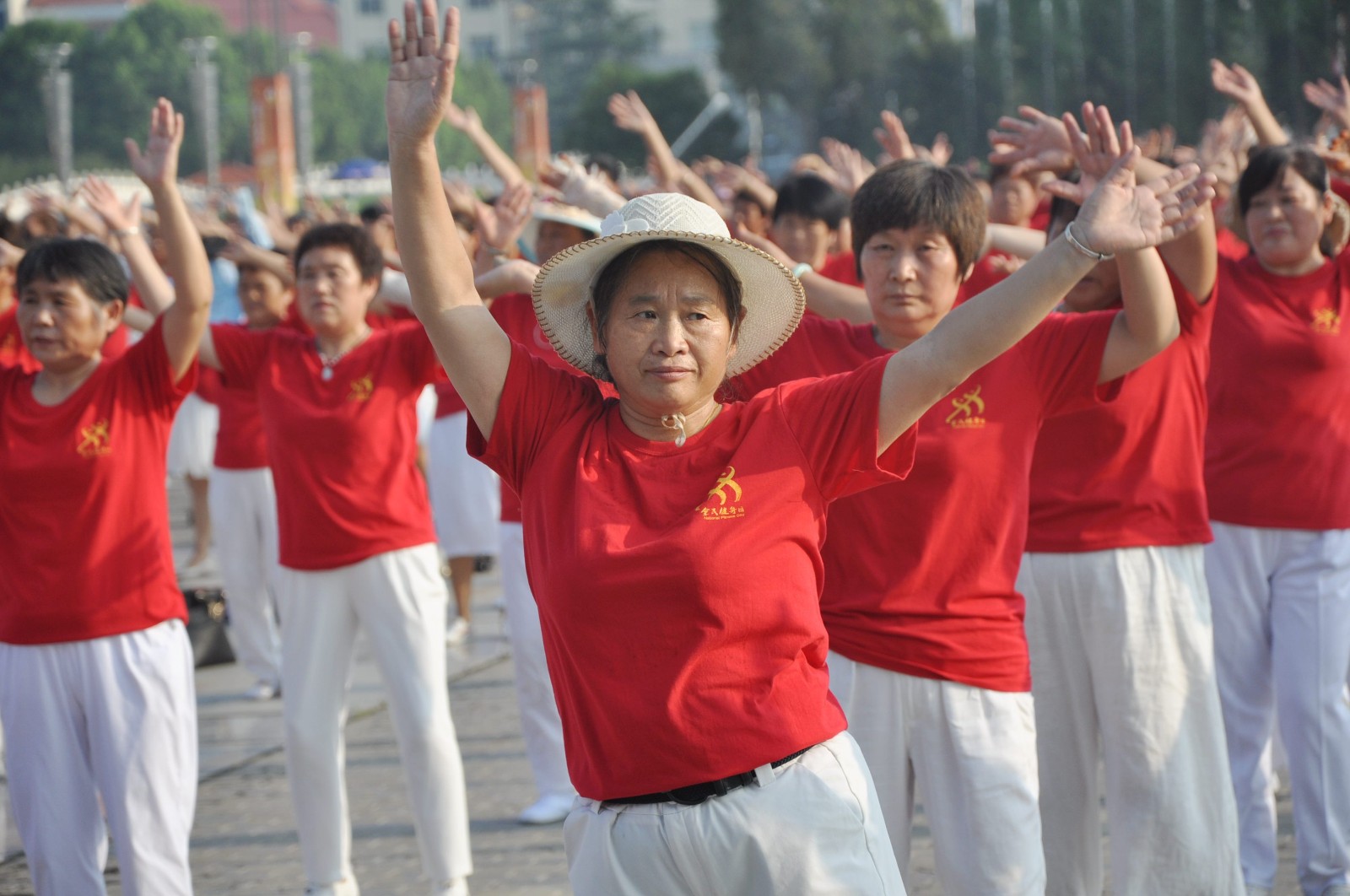 驻马店2000多名广场舞大妈冒高温齐跳最炫民族风遮阳伞遍地都是