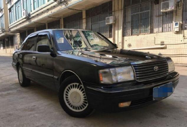 许大爷花9千买辆老款的丰田皇冠,小区门卫:这车我给你2万元