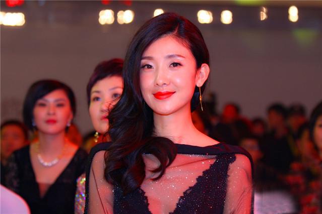 倪景阳表现的也尤为出色,在剧中其饰演纨绔子弟,不务正业万嘉乐的妻子