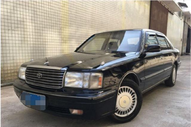 许大爷花9千买辆老款的丰田皇冠,小区门卫:这车我给你2万元