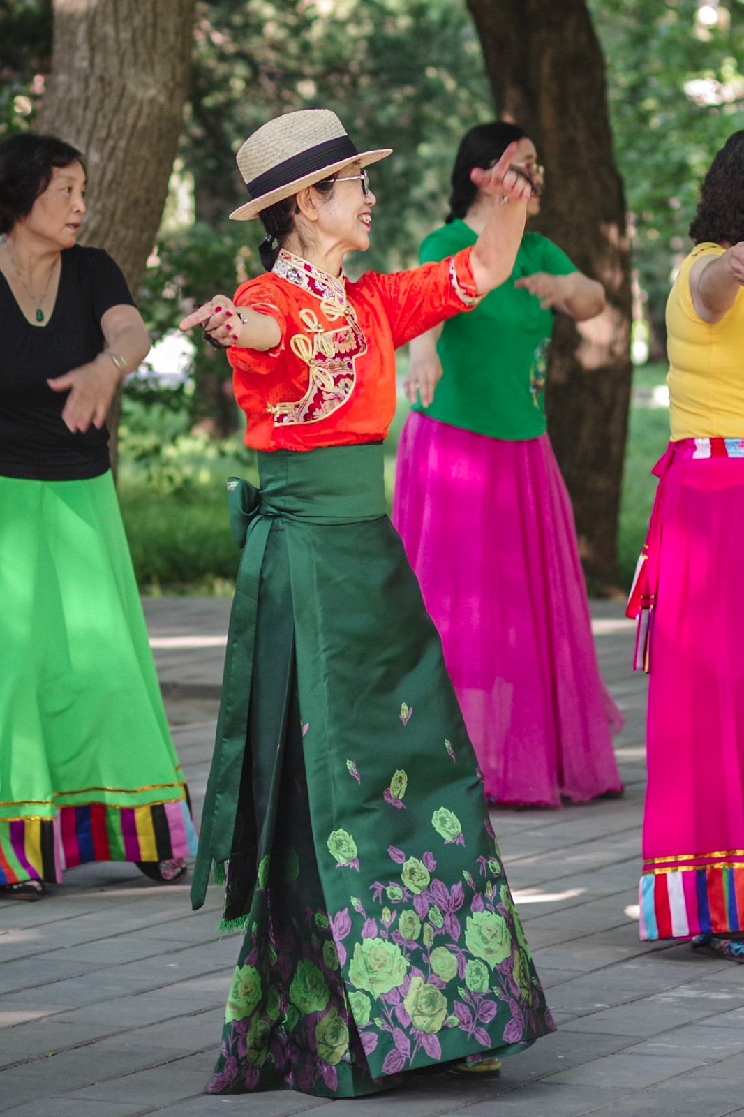 爱跳锅庄舞的王姐(第一组照片)(67岁)