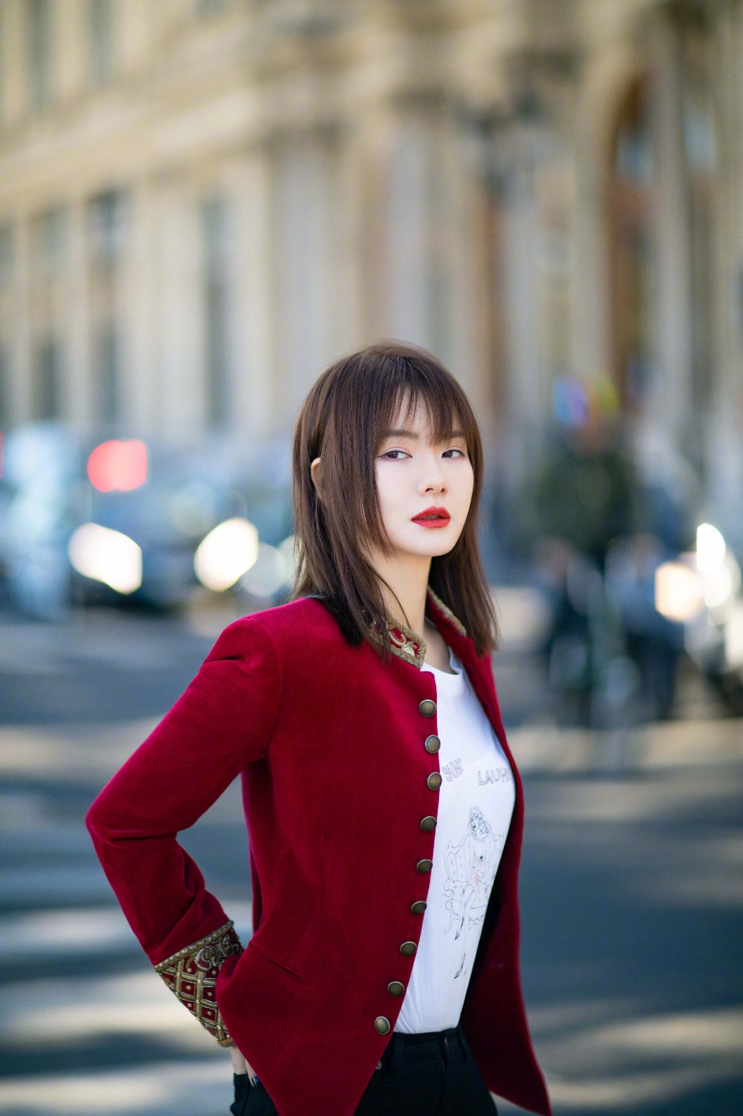 戚薇 for saint laurent / 巴黎时装周街拍, 刘海短发造型出镜.