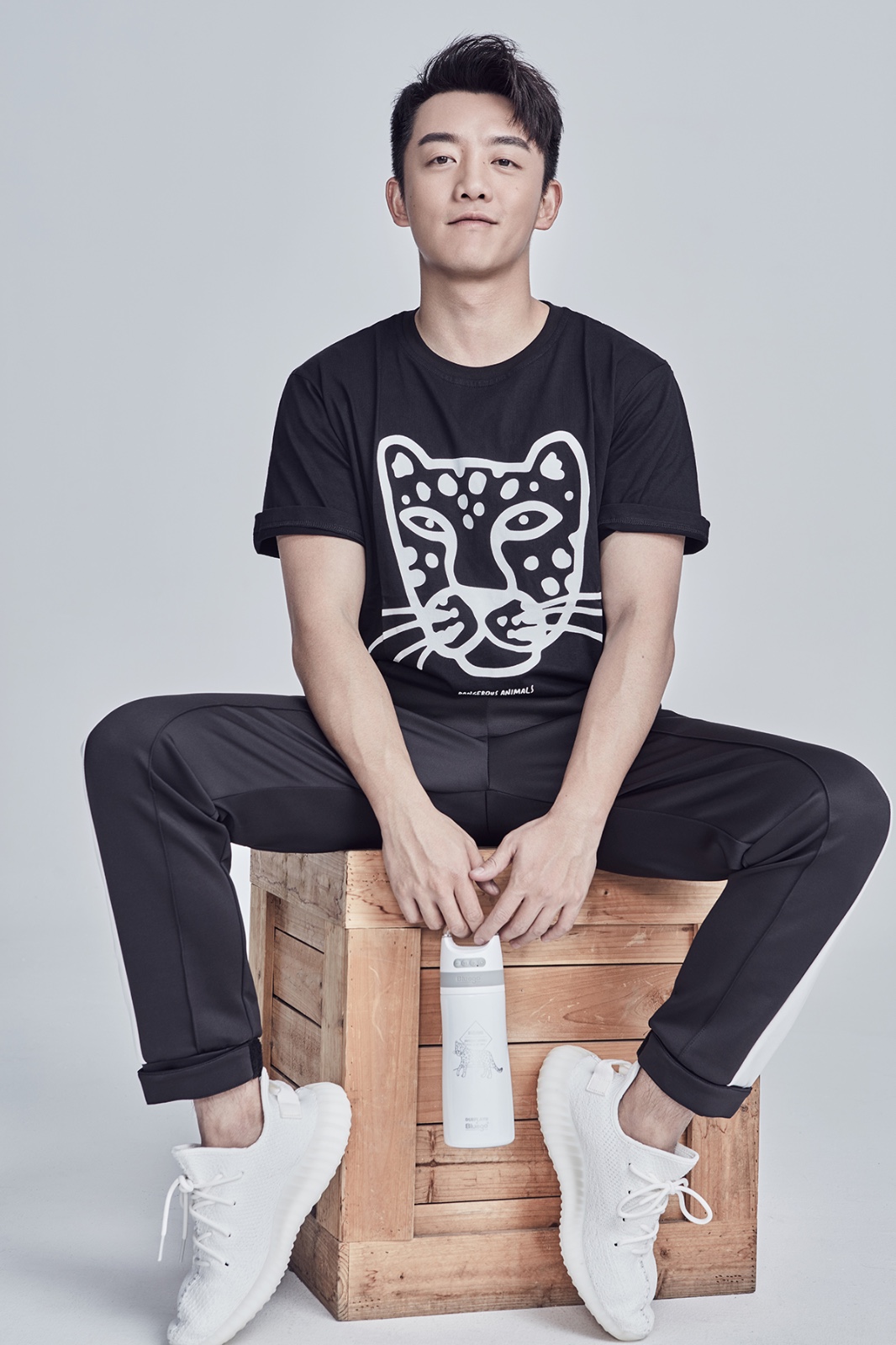 今日,郑恺最新拍摄的一组写真大片曝光.