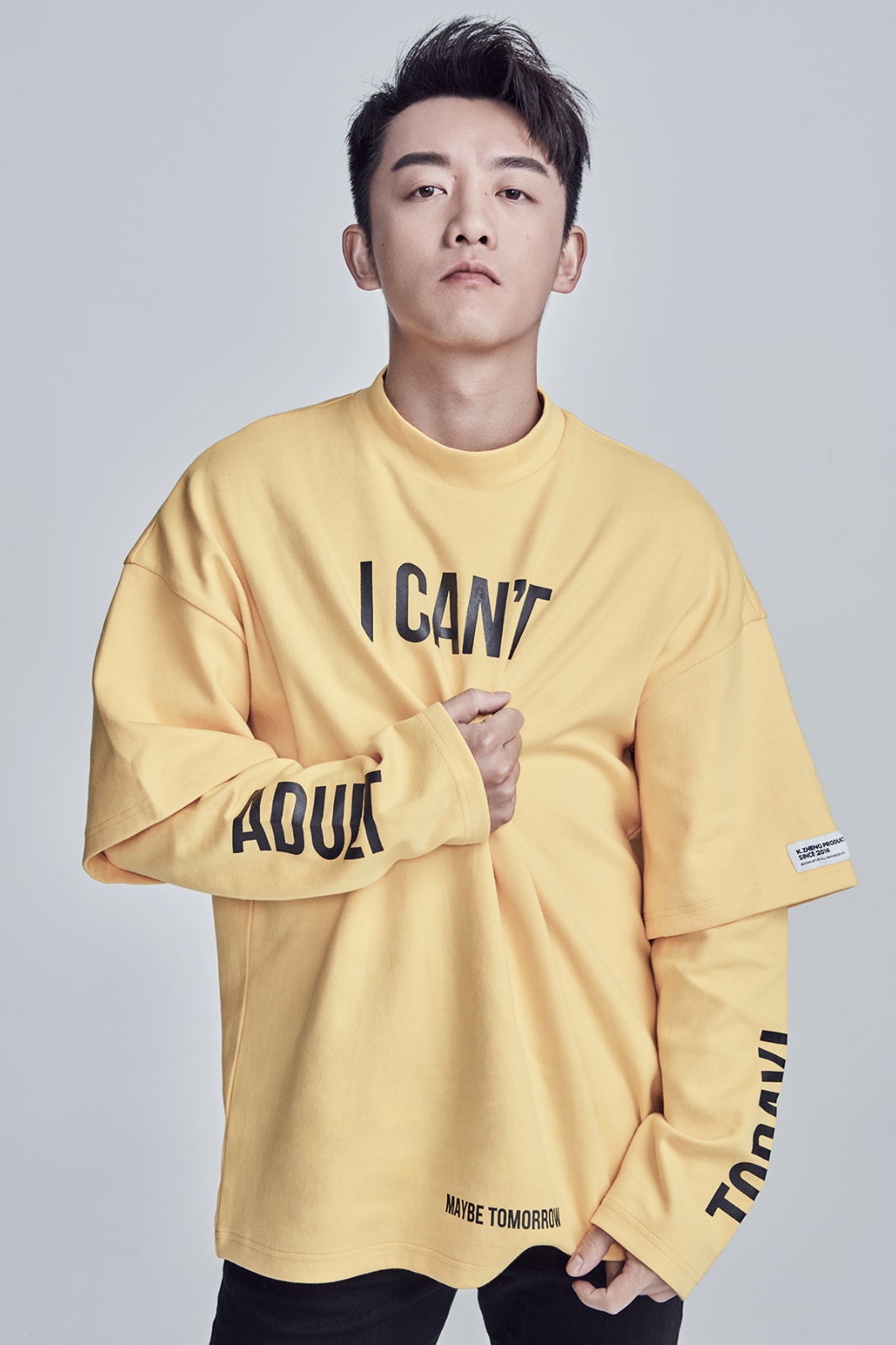 郑恺化身冬日潮男 酷帅不羁chic感十足