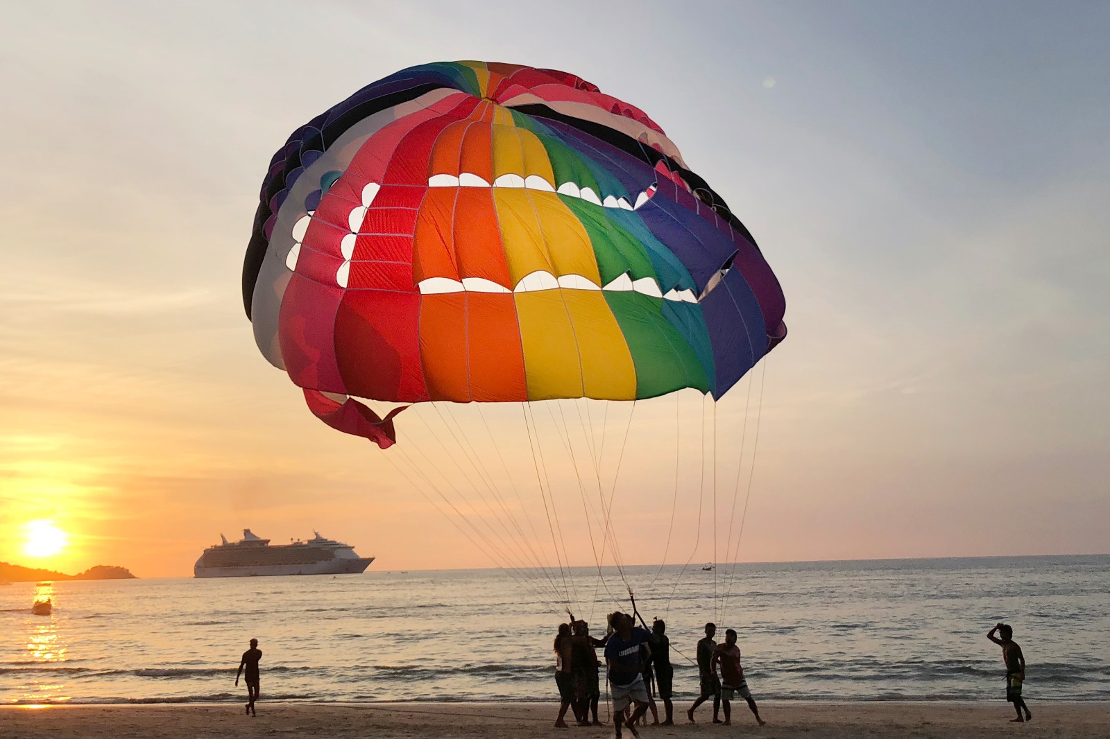 在普吉芭东海滩,水上摩托和拖拽伞(船拖着滑翔伞)就吸引了众多游客