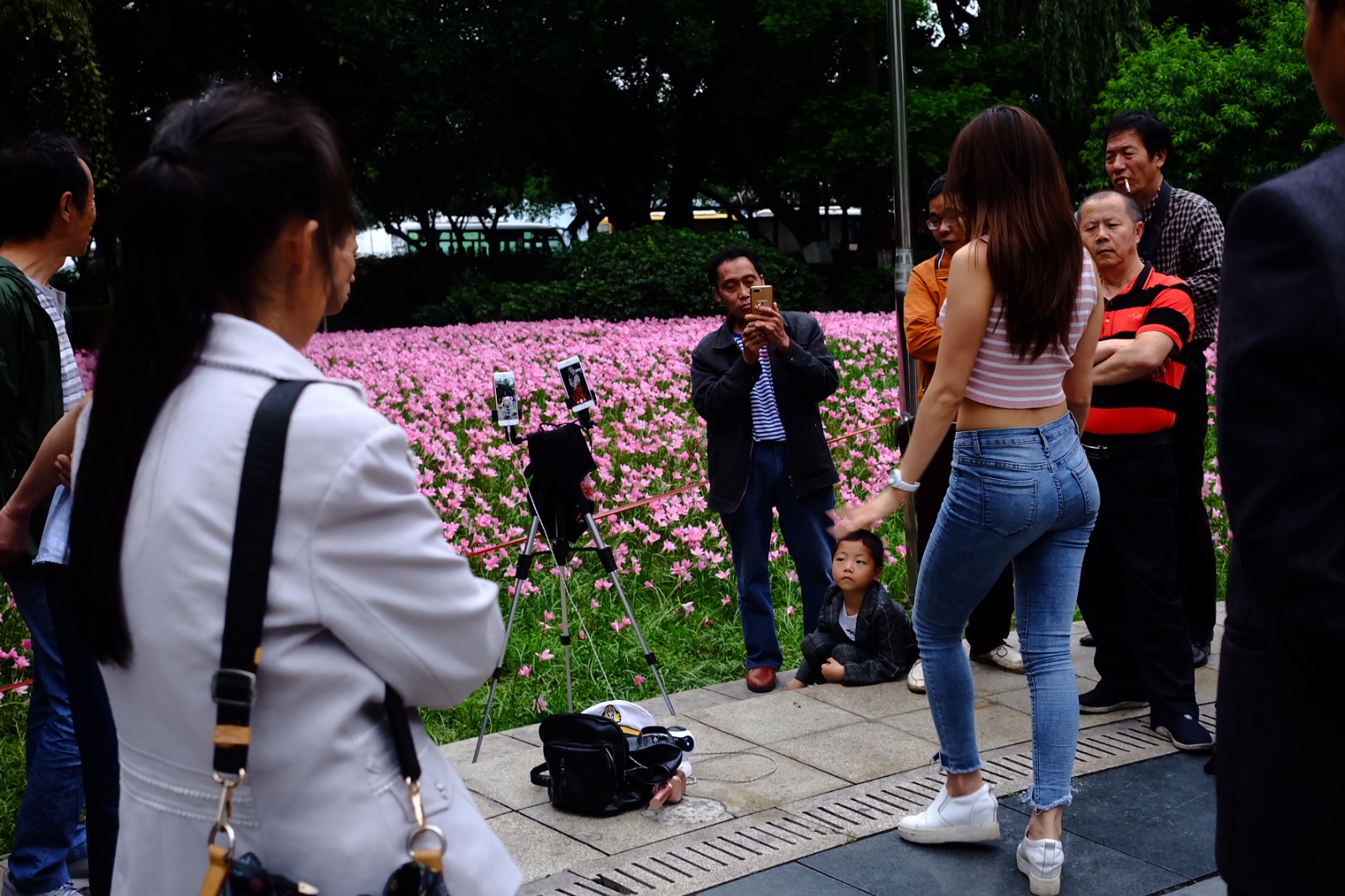 万州美女街头热舞直播性感舞姿引来一大帮老爷们围观